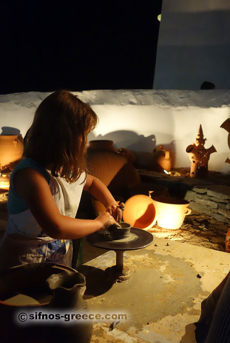 Μαθήματα κεραμικής σε παιδιά στο Φεστιβάλ του Τσελεμεντέ στη Σίφνο