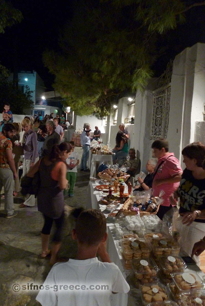 Μικρό εμπορικό παζάρι στον Αρτεμώνα στο Φεστιβάλ του Τσελεμεντέ στη Σίφνο