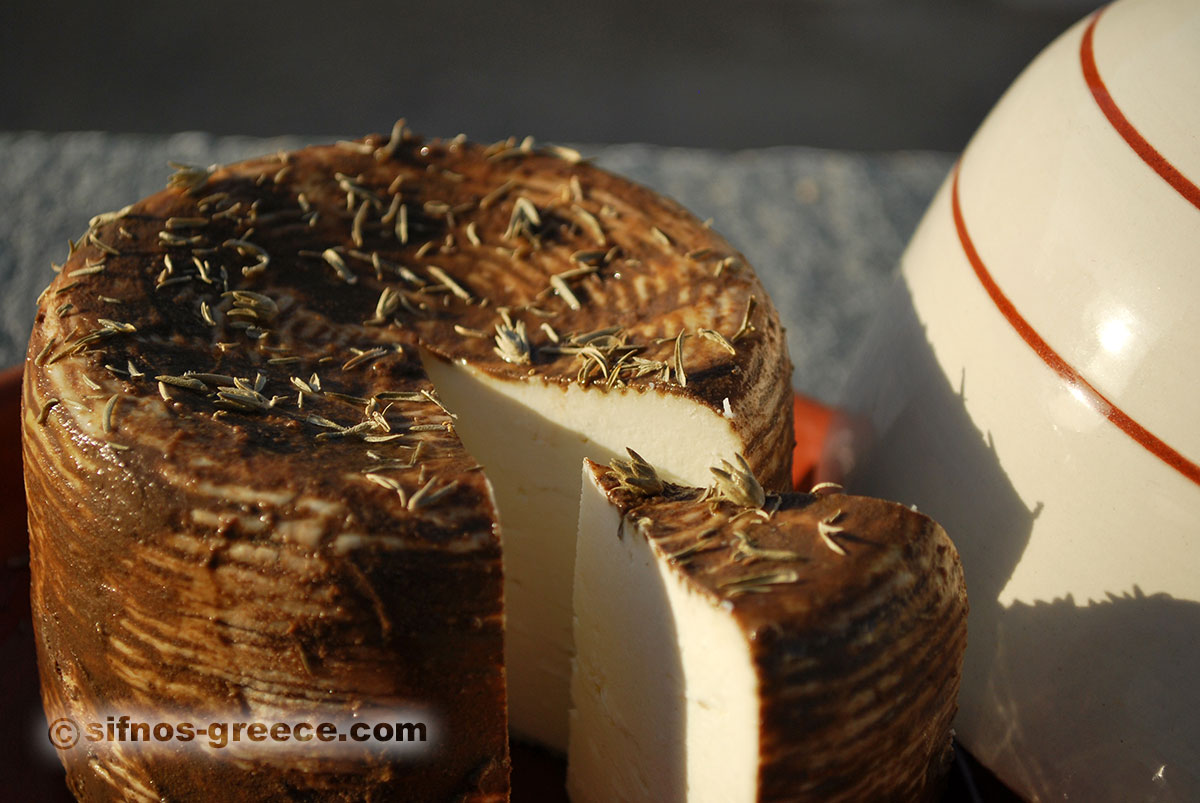 Γυλωμένη μανούρα, παραδοσιακό πικάντικο τυρί της Σίφνου