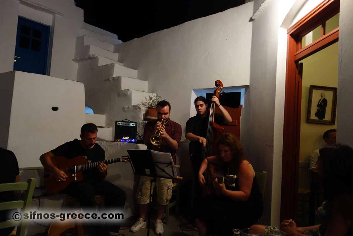 Ζωντανή swing μουσική σε μεζεδοπωλείο στον Αρτεμώνα